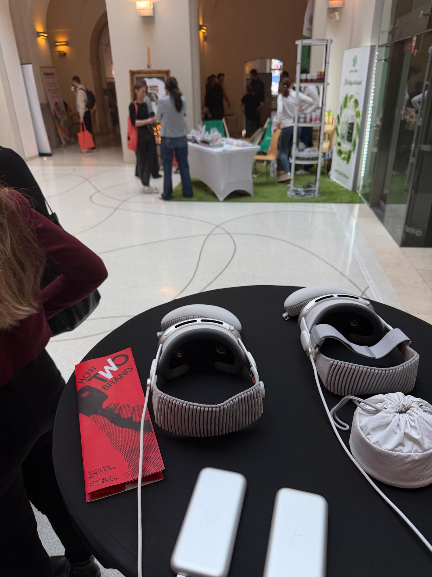 Dvoje Apple Vision Pro připravené na stánku