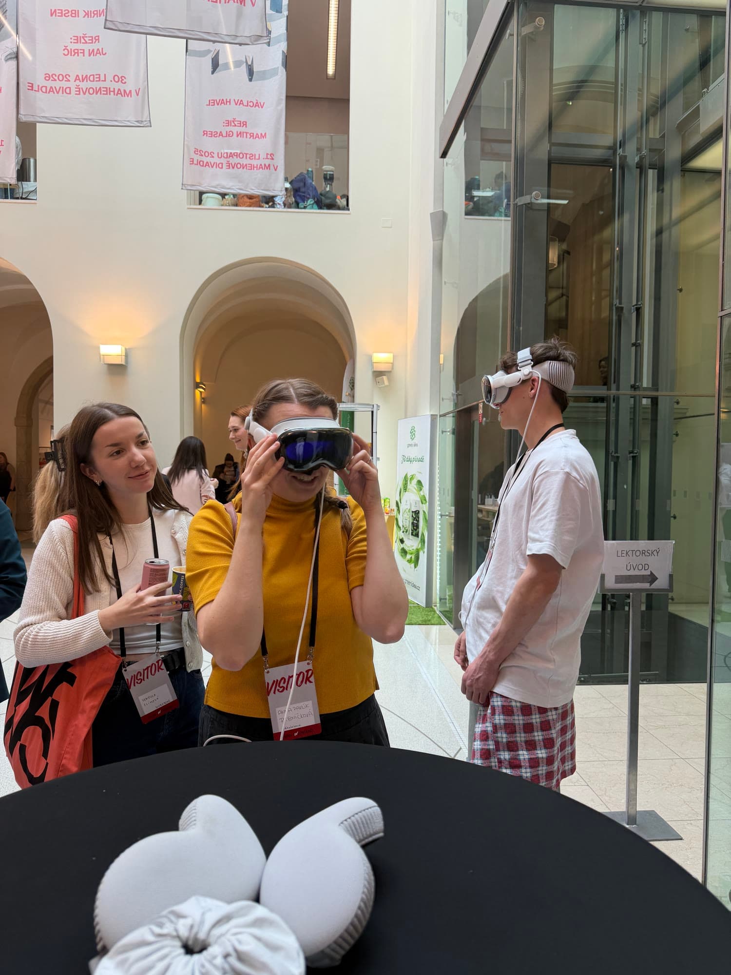 Návštěvnice si nasazuje Apple Vision Pro