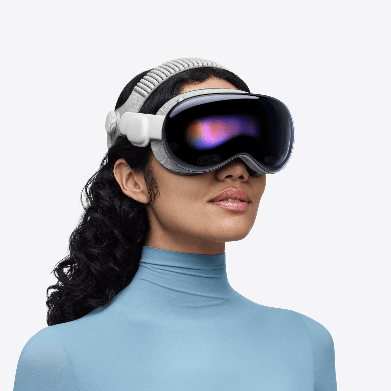 Žena s nasazenými brýlemi Apple Vision Pro